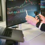 Salariul minim în România va crește din iulie 2026. De ce impactul măsurii nu se limitează doar la angajați